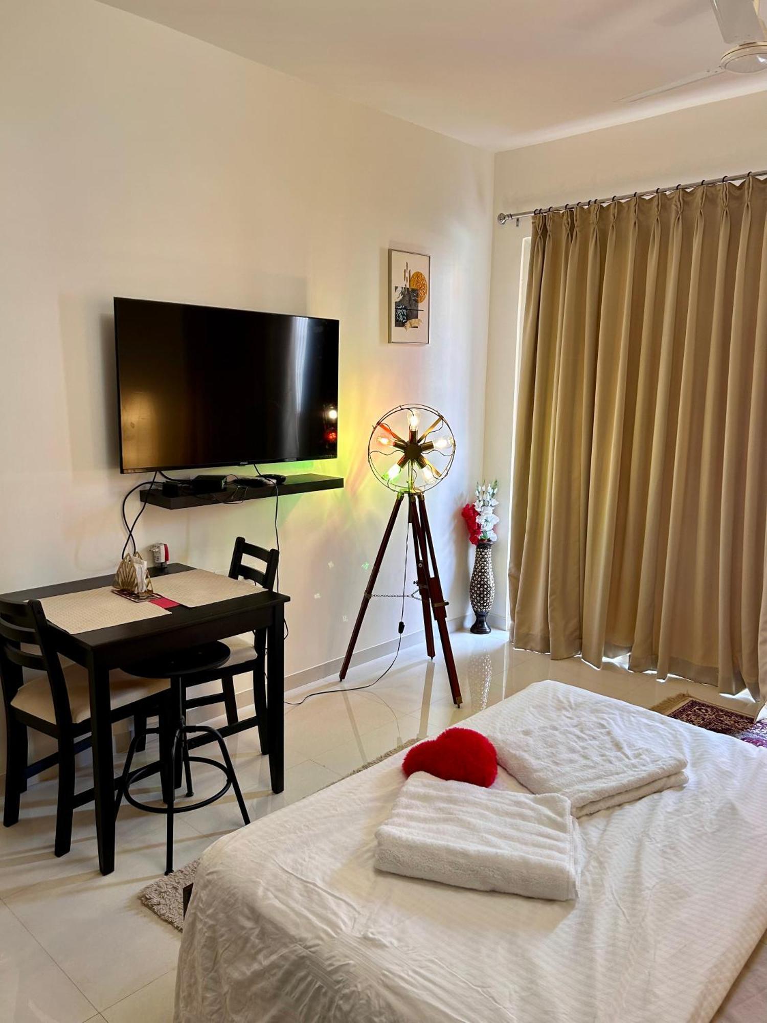 Good Stay Pool View Stylish Studio Apartment,6Km From Airport, 307 Даболім Екстер'єр фото